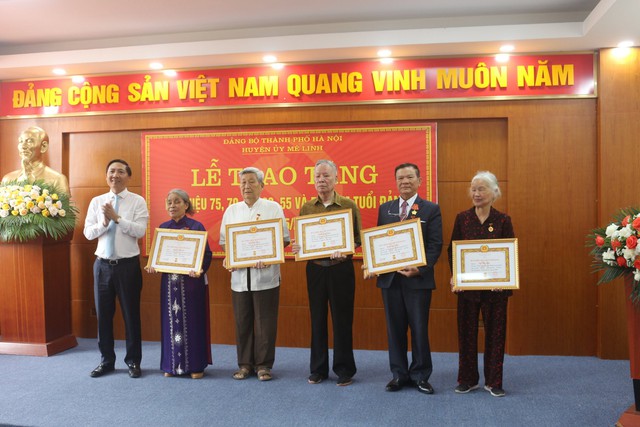 Huyện Mê Linh: 119 đảng viên được trao Huy hiệu Đảng đợt 19/5 - Ảnh 5.