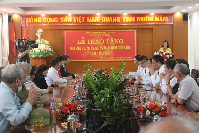 Huyện Mê Linh: 119 đảng viên được trao Huy hiệu Đảng đợt 19/5 - Ảnh 1.