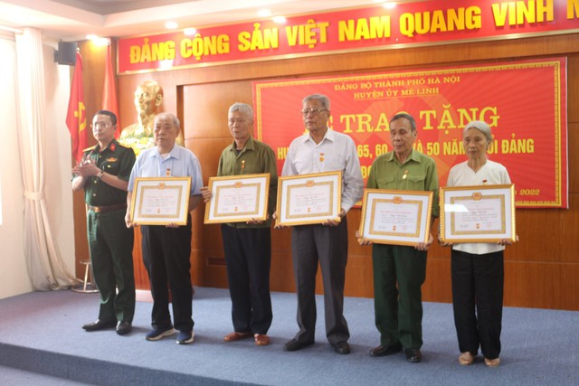 Huyện Mê Linh: 119 đảng viên được trao Huy hiệu Đảng đợt 19/5 - Ảnh 11.