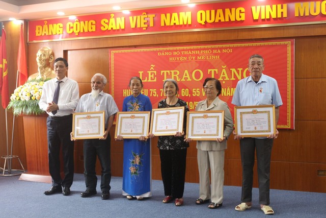 Huyện Mê Linh: 119 đảng viên được trao Huy hiệu Đảng đợt 19/5 - Ảnh 8.