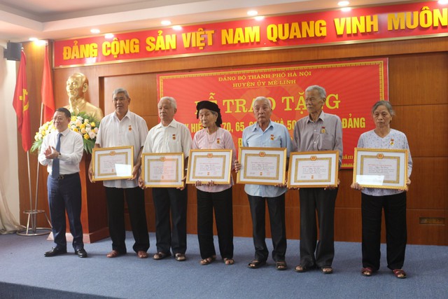 Huyện Mê Linh: 119 đảng viên được trao Huy hiệu Đảng đợt 19/5 - Ảnh 7.