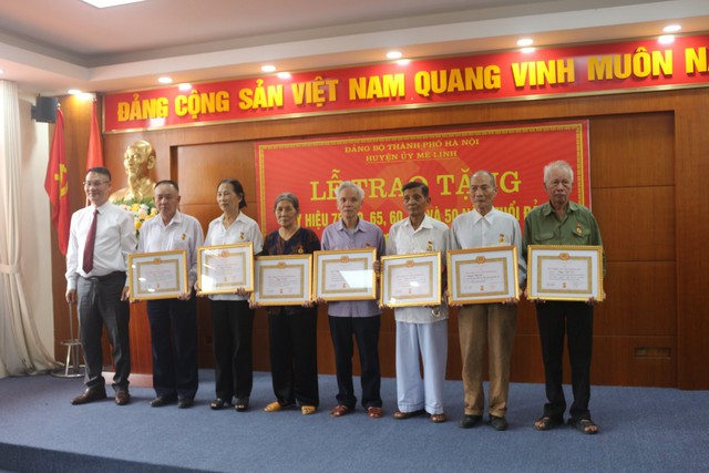 Huyện Mê Linh: 119 đảng viên được trao Huy hiệu Đảng đợt 19/5 - Ảnh 6.