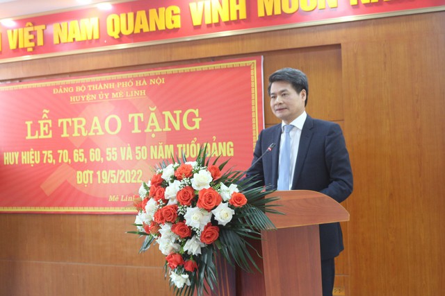 Huyện Mê Linh: 119 đảng viên được trao Huy hiệu Đảng đợt 19/5 - Ảnh 3.