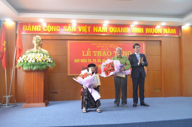 Huyện Mê Linh: 119 đảng viên được trao Huy hiệu Đảng đợt 19/5 - Ảnh 2.