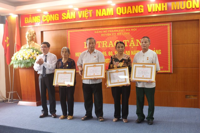Huyện Mê Linh: 119 đảng viên được trao Huy hiệu Đảng đợt 19/5 - Ảnh 9.