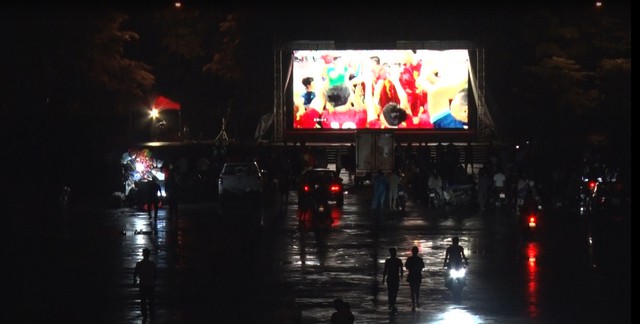 Hàng nghìn người dân Mê Linh đội mưa cổ vũ U23 Việt Nam qua màn hình LED - Ảnh 1.