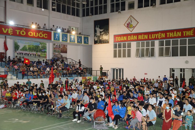 Hàng nghìn người dân Mê Linh đội mưa cổ vũ U23 Việt Nam qua màn hình LED - Ảnh 2.