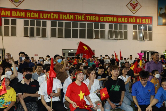 Hàng nghìn người dân Mê Linh đội mưa cổ vũ U23 Việt Nam qua màn hình LED - Ảnh 3.