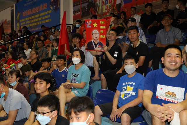 Hàng nghìn người dân Mê Linh đội mưa cổ vũ U23 Việt Nam qua màn hình LED - Ảnh 4.