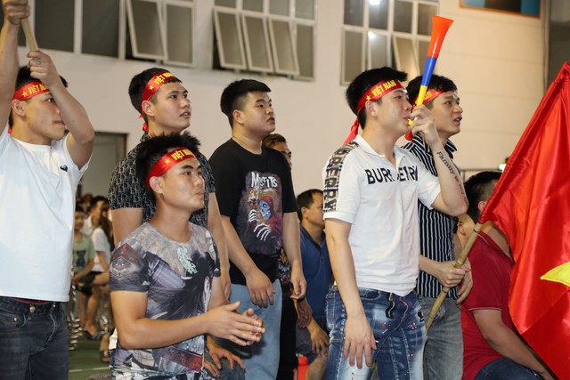 Hàng nghìn người dân Mê Linh đội mưa cổ vũ U23 Việt Nam qua màn hình LED - Ảnh 5.