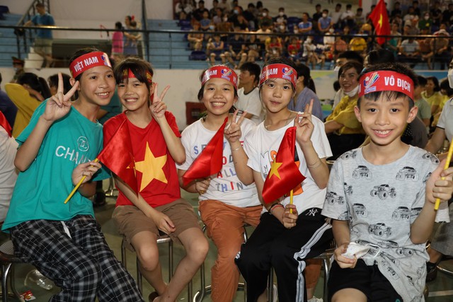 Hàng nghìn người dân Mê Linh đội mưa cổ vũ U23 Việt Nam qua màn hình LED - Ảnh 6.