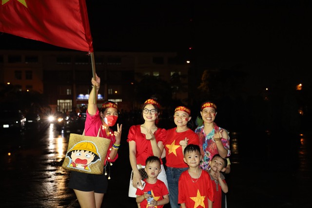 Hàng nghìn người dân Mê Linh đội mưa cổ vũ U23 Việt Nam qua màn hình LED - Ảnh 7.