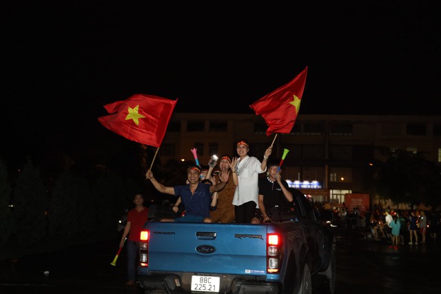 Hàng nghìn người dân Mê Linh đội mưa cổ vũ U23 Việt Nam qua màn hình LED - Ảnh 8.
