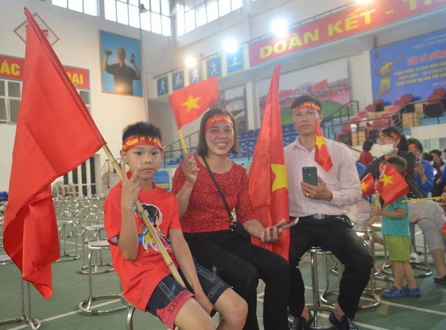 Mê Linh: Hừng hực khí thế cổ vũ U.23 Việt Nam - Ảnh 3.