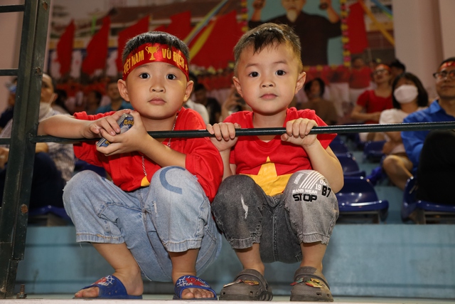 Hàng nghìn người dân Mê Linh đội mưa cổ vũ U23 Việt Nam qua màn hình LED - Ảnh 7.