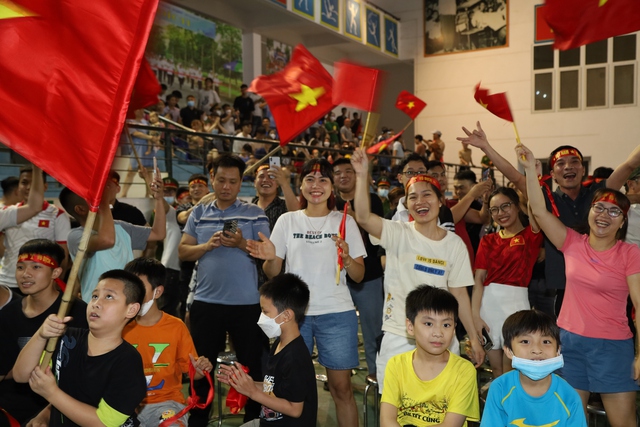 Hàng nghìn người dân Mê Linh đội mưa cổ vũ U23 Việt Nam qua màn hình LED - Ảnh 11.