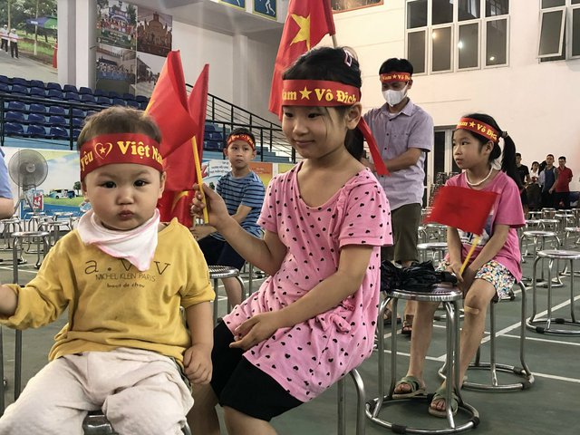 Hàng nghìn người dân Mê Linh đội mưa cổ vũ U23 Việt Nam qua màn hình LED - Ảnh 9.