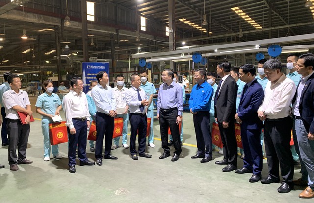 Đồng chí Chu Ngọc Anh - Ủy viên Trung ương Đảng, Phó Bí thư Thành ủy, Chủ tịch UBND thành phố Hà Nội thăm Công ty Cổ phần Eurowindow - Ảnh 3.