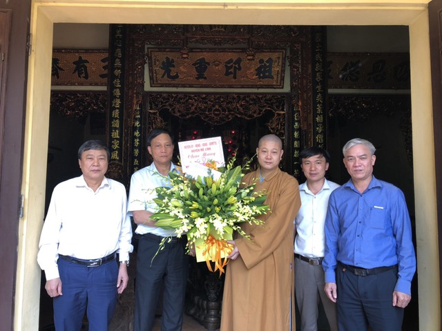 Lãnh đạo huyện Mê Linh thăm, chúc mừng đại Lễ Phật đản - Ảnh 2.
