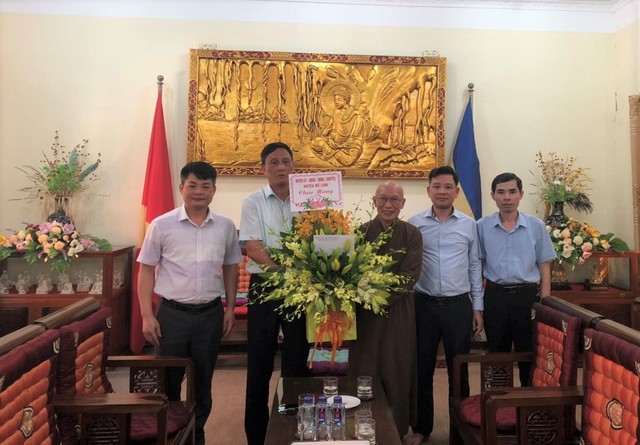 Lãnh đạo huyện Mê Linh thăm, chúc mừng đại Lễ Phật đản - Ảnh 1.