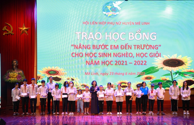 Hội LHPN huyện Mê Linh tổ chức chương trình &quot;Ngày hội gia đình, kết nối yêu thương&quot; và trao giải cuộc thi vẽ tranh &quot;Gia đình trong mắt em&quot; - Ảnh 1.