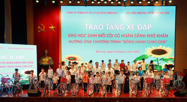 Hội LHPN huyện Mê Linh tổ chức chương trình &quot;Ngày hội gia đình, kết nối yêu thương&quot; và trao giải cuộc thi vẽ tranh &quot;Gia đình trong mắt em&quot; - Ảnh 4.