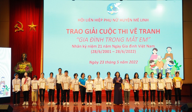 Hội LHPN huyện Mê Linh tổ chức chương trình &quot;Ngày hội gia đình, kết nối yêu thương&quot; và trao giải cuộc thi vẽ tranh &quot;Gia đình trong mắt em&quot; - Ảnh 5.