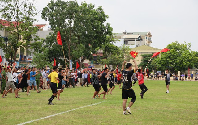 Đội FC Tiền Phong vô địch giải Bóng đá tranh cúp Hai Bà Trưng huyện Mê Linh năm 2022 - Ảnh 12.