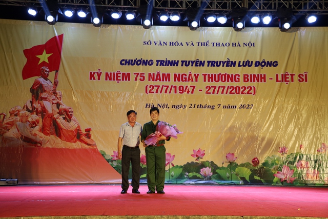 Biểu diễn tuyên truyền lưu động kỷ niệm 75 năm ngày thương binh, liệt sỹ - Ảnh 1.