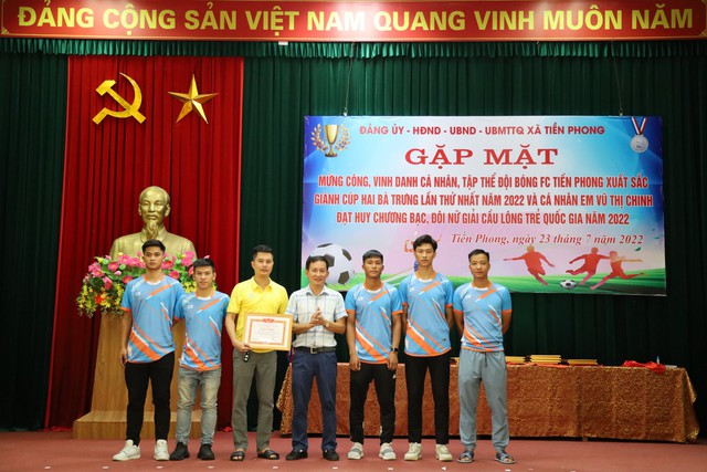 Gặp mặt mừng công đội bóng FC Tiền Phong và cá nhân đạt Huy chương Bạc đôi nữ giải cầu lông trẻ Quốc gia năm 2022 - Ảnh 6.