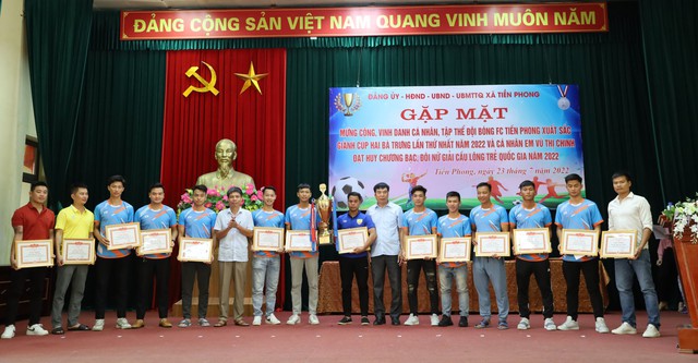 Gặp mặt mừng công đội bóng FC Tiền Phong và cá nhân đạt Huy chương Bạc đôi nữ giải cầu lông trẻ Quốc gia năm 2022 - Ảnh 8.