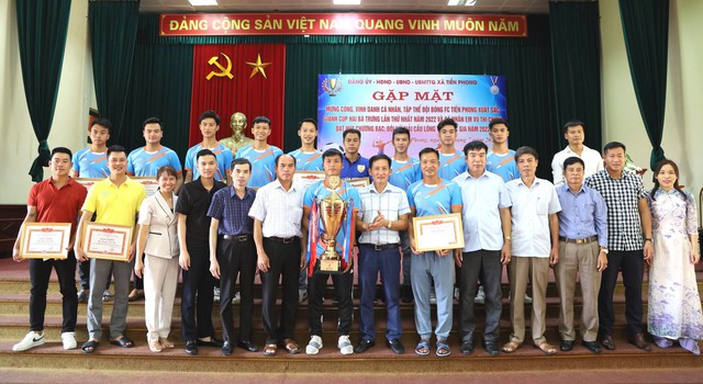 Gặp mặt mừng công đội bóng FC Tiền Phong và cá nhân đạt Huy chương Bạc đôi nữ giải cầu lông trẻ Quốc gia năm 2022 - Ảnh 10.