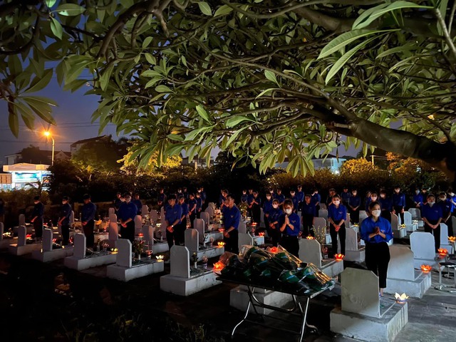 Nhân kỷ niệm 75 năm Ngày Thương binh Liệt sĩ, tối ngày 24/7/2022, BCH Đoàn xã Tiền Phong tổ chức Lễ thắp nến tri ân các anh hùng liệt sĩ đã hy sinh cho Tổ quốc, tại Nghĩa trang liệt sĩ xã. - Ảnh 11.
