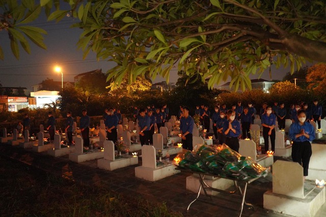 Nhân kỷ niệm 75 năm Ngày Thương binh Liệt sĩ, tối ngày 24/7/2022, BCH Đoàn xã Tiền Phong tổ chức Lễ thắp nến tri ân các anh hùng liệt sĩ đã hy sinh cho Tổ quốc, tại Nghĩa trang liệt sĩ xã. - Ảnh 9.