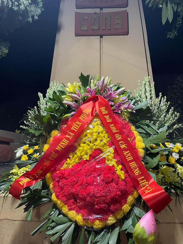 Nhân kỷ niệm 75 năm Ngày Thương binh Liệt sĩ, tối ngày 24/7/2022, BCH Đoàn xã Tiền Phong tổ chức Lễ thắp nến tri ân các anh hùng liệt sĩ đã hy sinh cho Tổ quốc, tại Nghĩa trang liệt sĩ xã. - Ảnh 4.