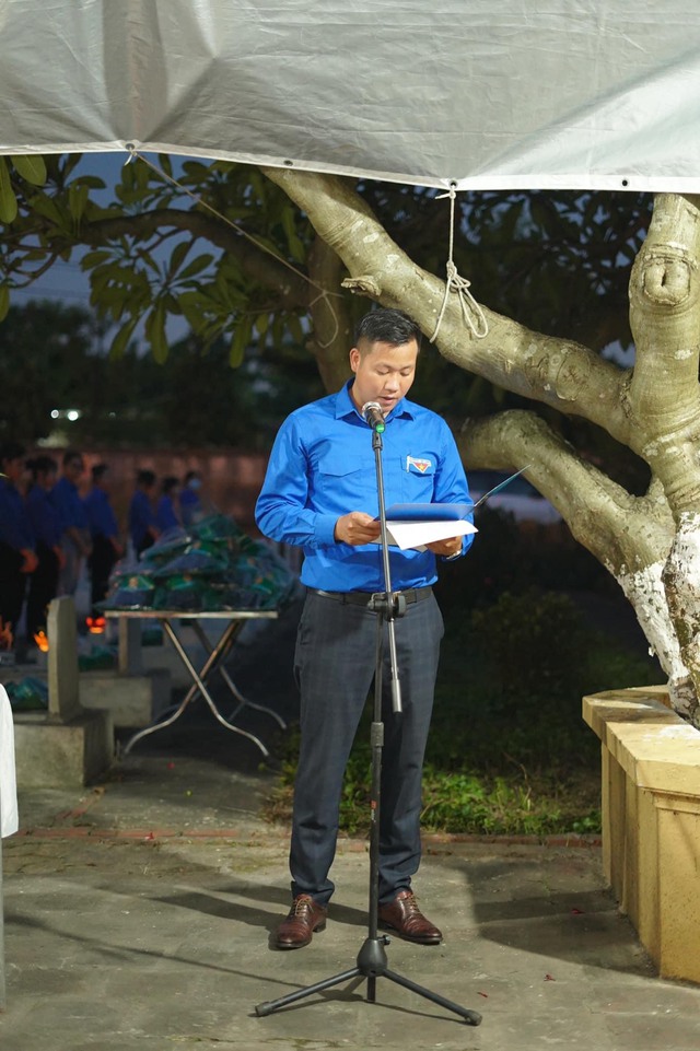 Nhân kỷ niệm 75 năm Ngày Thương binh Liệt sĩ, tối ngày 24/7/2022, BCH Đoàn xã Tiền Phong tổ chức Lễ thắp nến tri ân các anh hùng liệt sĩ đã hy sinh cho Tổ quốc, tại Nghĩa trang liệt sĩ xã. - Ảnh 1.
