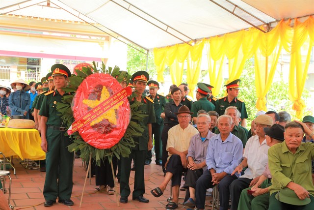 Gặp mặt, tặng quà các gia đình thương binh, liệt sỹ nhân dịp kỷ niệm 75 năm ngày Thương binh – Liệt sỹ - Ảnh 7.