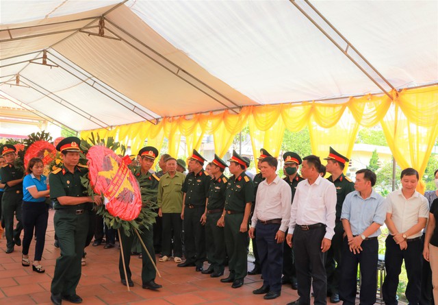 Gặp mặt, tặng quà các gia đình thương binh, liệt sỹ nhân dịp kỷ niệm 75 năm ngày Thương binh – Liệt sỹ - Ảnh 1.