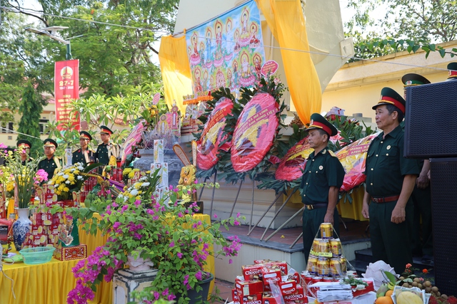 Gặp mặt, tặng quà các gia đình thương binh, liệt sỹ nhân dịp kỷ niệm 75 năm ngày Thương binh – Liệt sỹ - Ảnh 10.