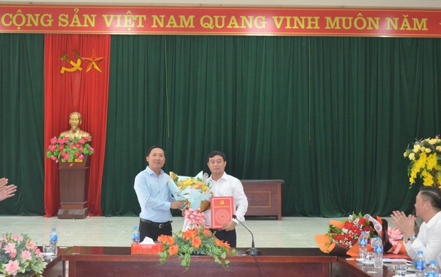 Công bố các Quyết định của Ban Thường vụ Huyện ủy Mê Linh về việc điều động Bí thư Đảng ủy xã Hoàng Kim và Trưởng phòng Tư pháp huyện - Ảnh 1.