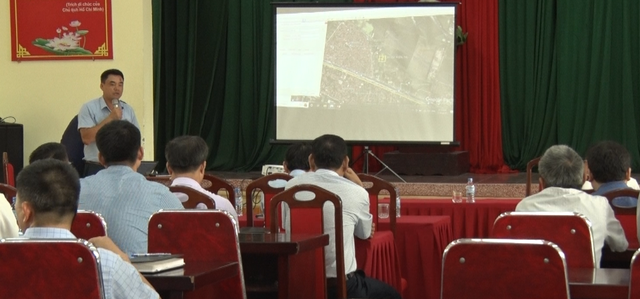 Đồng chí Hoàng Anh Tuấn – PBT Huyện ủy- Chủ tịch UBND huyện làm việc với xã Văn Khê về triển khai dự án đường Vành đai 4 - Ảnh 1.