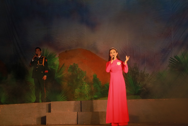 Biểu diễn nghệ thuật chào mừng kỷ niệm 80 năm ngày thành lập Đảng bộ xã Thanh Lâm - Ảnh 2.