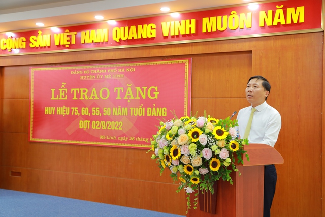 Huyện ủy Mê Linh trao Huy hiệu Đảng đợt 2/9 cho các đảng viên thuộc Đảng bộ huyện - Ảnh 4.