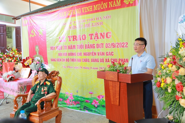 Đồng chí Phó Bí thư Thường trực Huyện ủy trao tặng Huy hiệu 70 năm tuổi Đảng cho đảng viên xã Chu Phan - Ảnh 2.