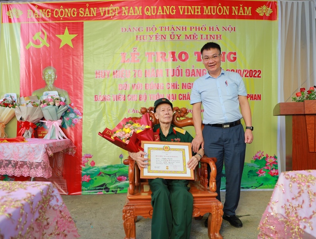Đồng chí Phó Bí thư Thường trực Huyện ủy trao tặng Huy hiệu 70 năm tuổi Đảng cho đảng viên xã Chu Phan - Ảnh 1.
