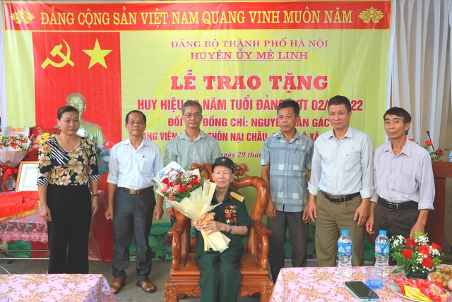Đồng chí Phó Bí thư Thường trực Huyện ủy trao tặng Huy hiệu 70 năm tuổi Đảng cho đảng viên xã Chu Phan - Ảnh 4.