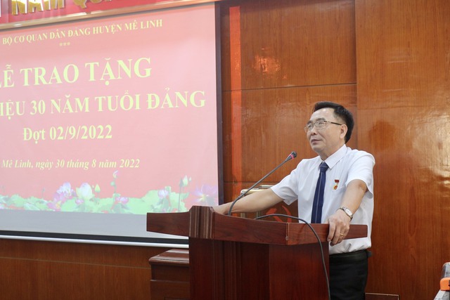 Trao tặng Huy hiệu 30 năm tuổi Đảng cho đồng chí Trưởng Ban Tuyên giáo Huyện ủy, Giám đốc Trung tâm Chính trị huyện - Ảnh 2.