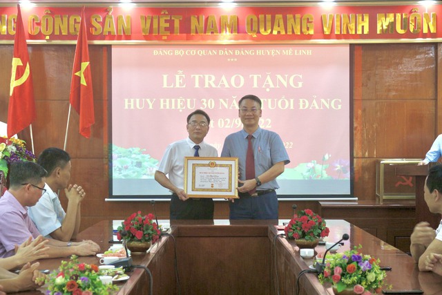 Trao tặng Huy hiệu 30 năm tuổi Đảng cho đồng chí Trưởng Ban Tuyên giáo Huyện ủy, Giám đốc Trung tâm Chính trị huyện - Ảnh 1.