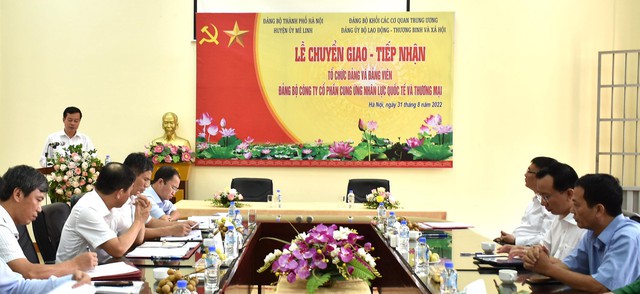 Lễ chuyển giao - tiếp nhận tổ chức Đảng và đảng viên Đảng bộ Công Ty CP cung ứng nhân lực quốc tế và thương mại về Đảng bộ huyện Mê Linh - Ảnh 1.