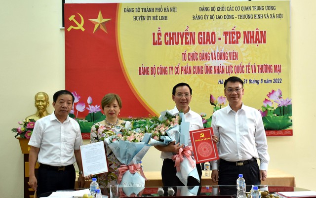 Lễ chuyển giao - tiếp nhận tổ chức Đảng và đảng viên Đảng bộ Công Ty CP cung ứng nhân lực quốc tế và thương mại về Đảng bộ huyện Mê Linh - Ảnh 3.